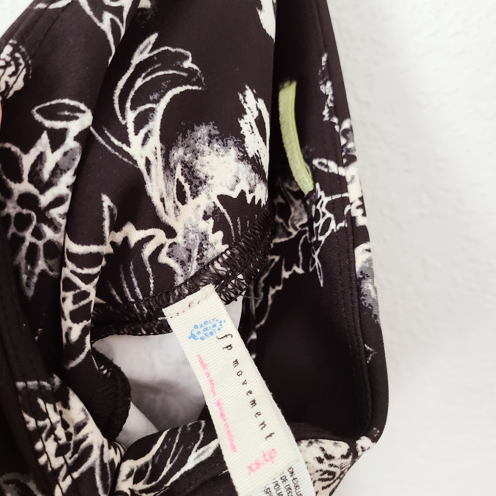 SOLD Free People Movement Freestyle Leggings XS - Picture 4 of 8